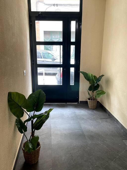 Cozy 2 Bedroom Apartment With Patio マドリード エクステリア 写真