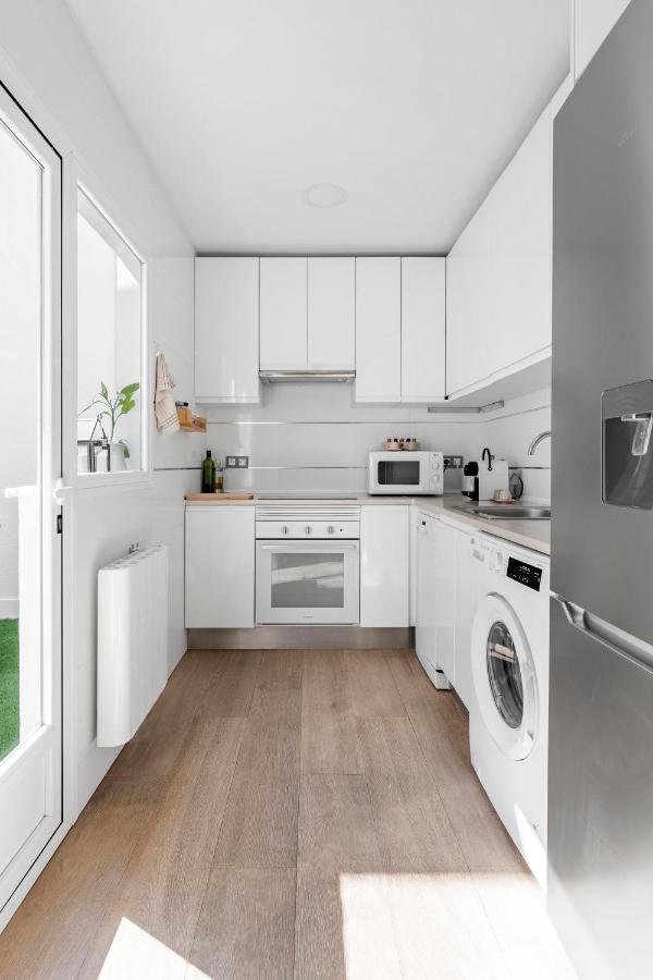 Cozy 2 Bedroom Apartment With Patio マドリード エクステリア 写真