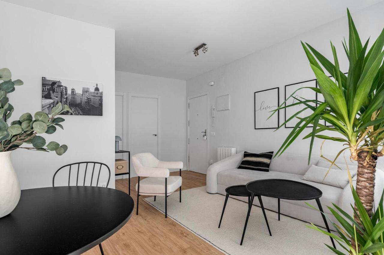 Cozy 2 Bedroom Apartment With Patio マドリード エクステリア 写真