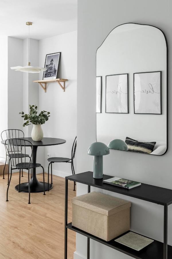 Cozy 2 Bedroom Apartment With Patio マドリード エクステリア 写真