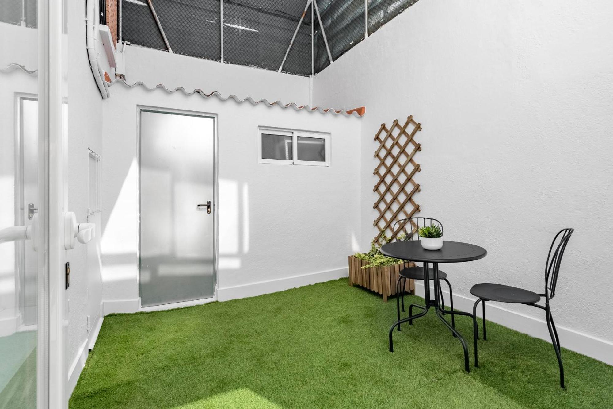 Cozy 2 Bedroom Apartment With Patio マドリード エクステリア 写真