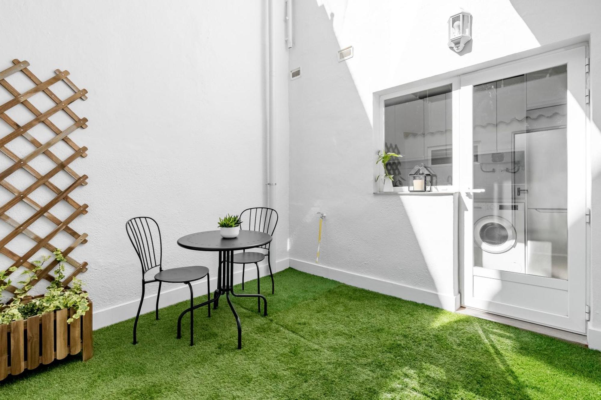 Cozy 2 Bedroom Apartment With Patio マドリード エクステリア 写真