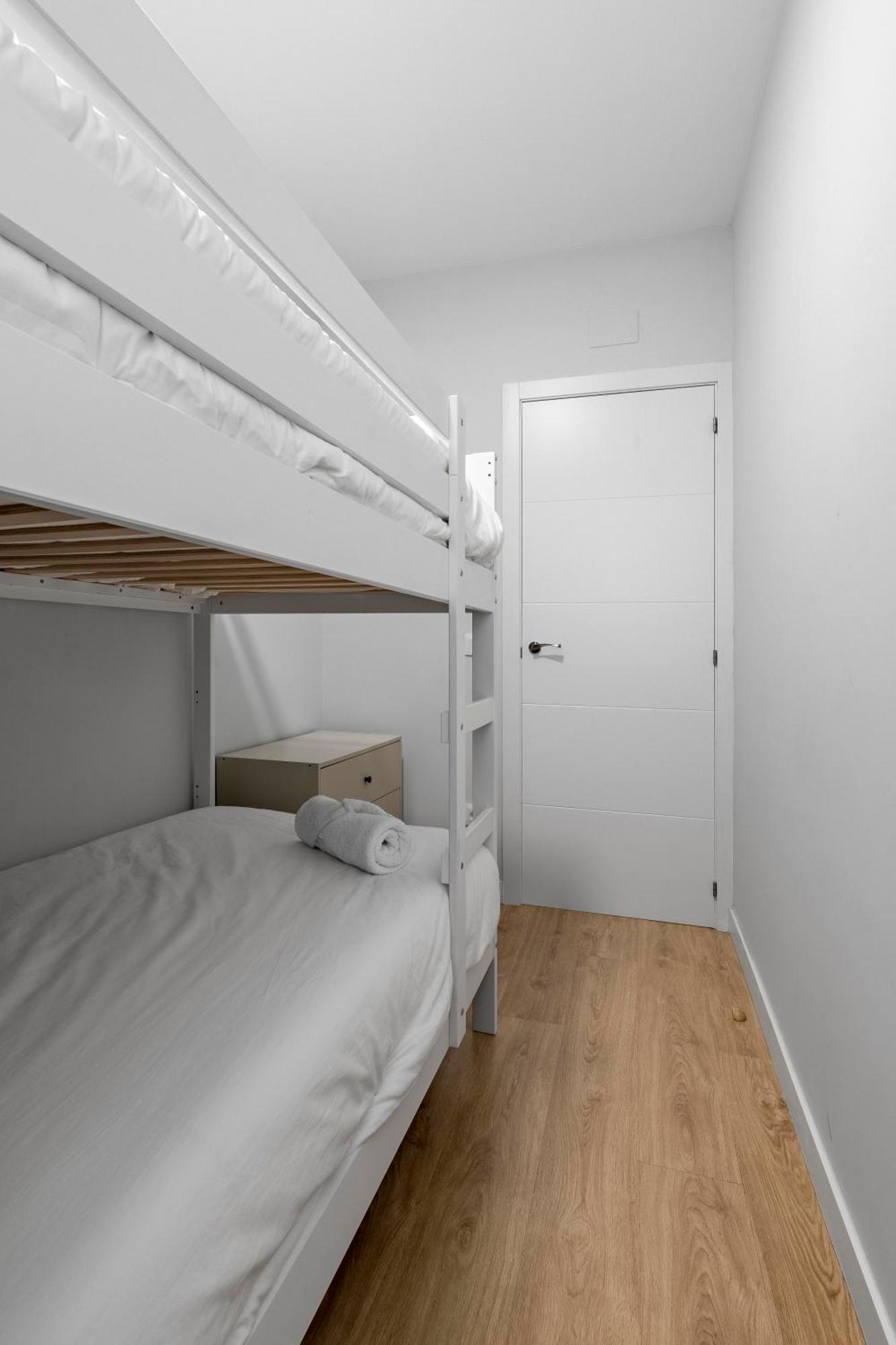 Cozy 2 Bedroom Apartment With Patio マドリード エクステリア 写真